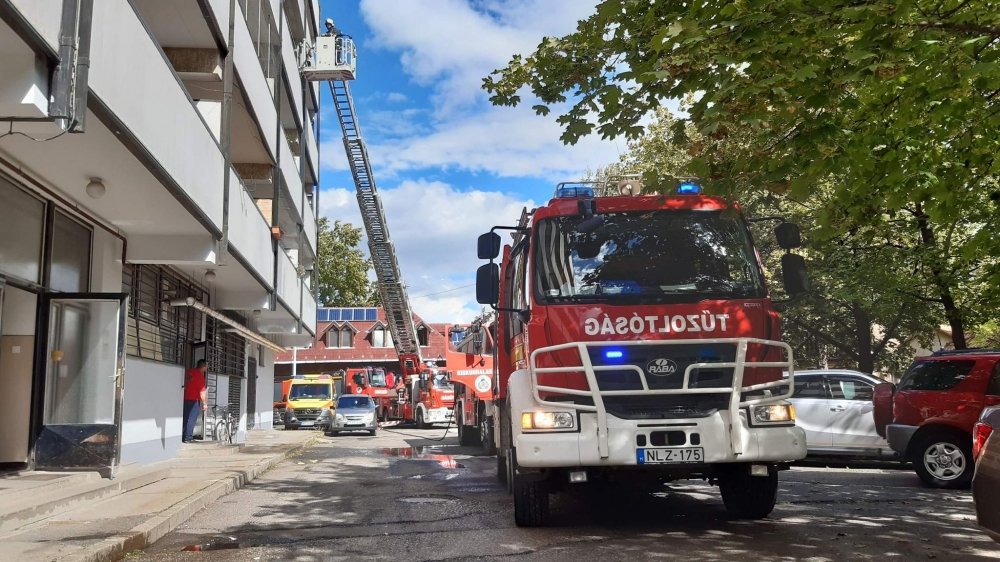 Erkélytűzhöz vonultak a halasi tűzoltók (galéria)