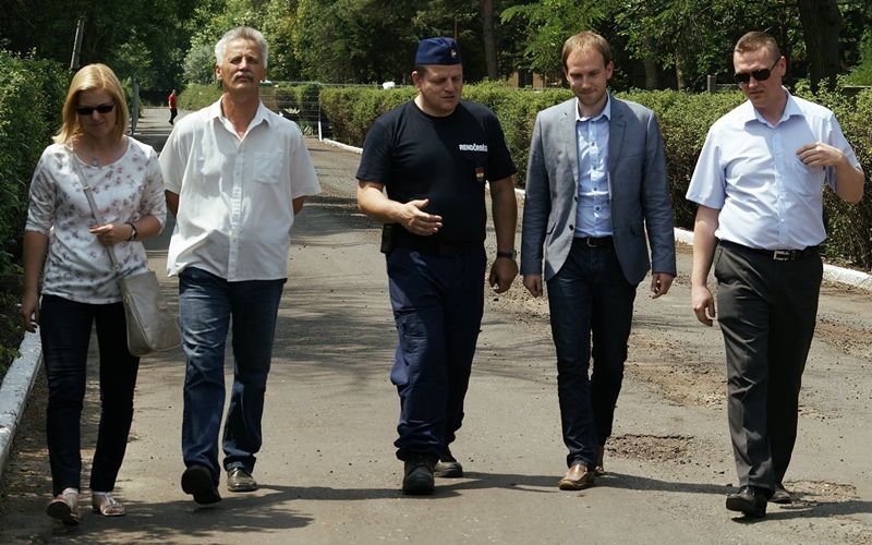 (►) Polgármesteri szemle az előállító táborban