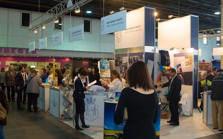 Élénk érdeklődés a halasi standnál