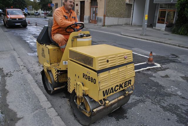 Folytatódik az úthibák javítása a Kossuth utcán