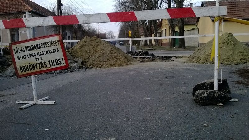 Útfelbontás a Bajza-Kisfaludy kereszteződésben