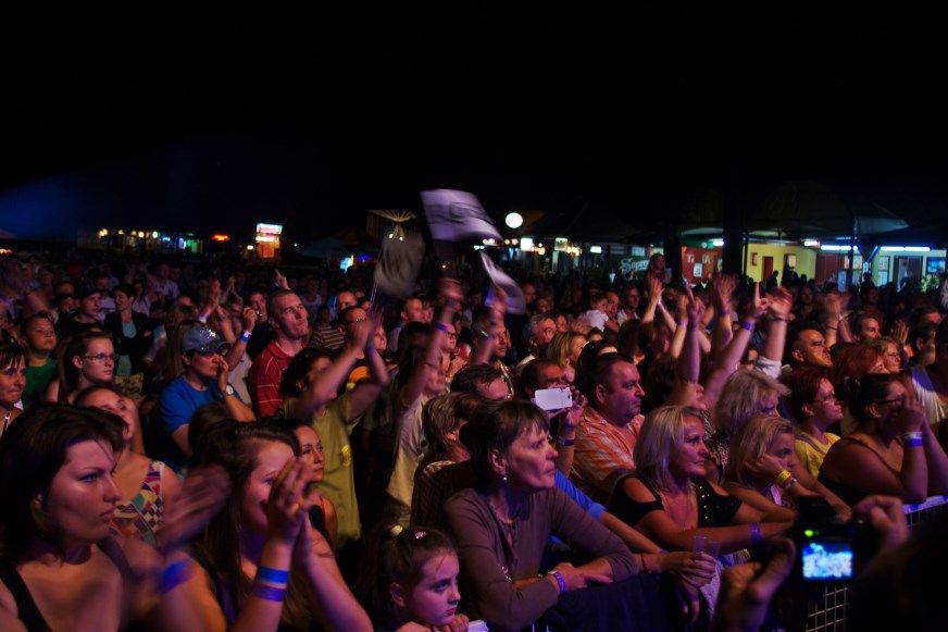 Vihar, napsütés, tópart, buli