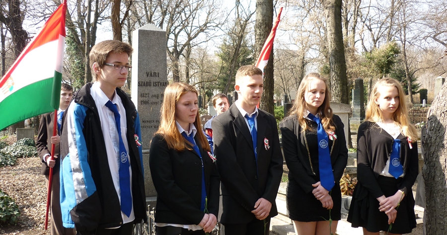 Megkoszorúzták a névadó sírját