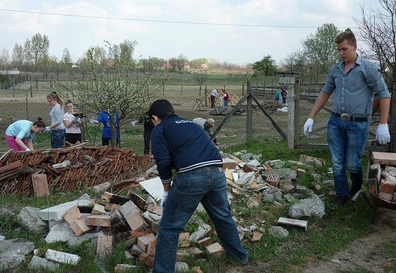 Váris önkéntesek takarítottak