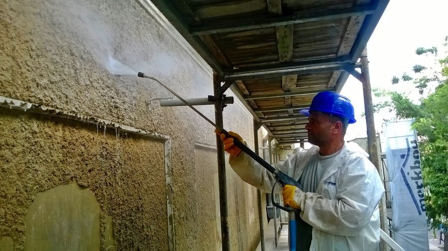 Mossák a városházát, romokban a belső udvar