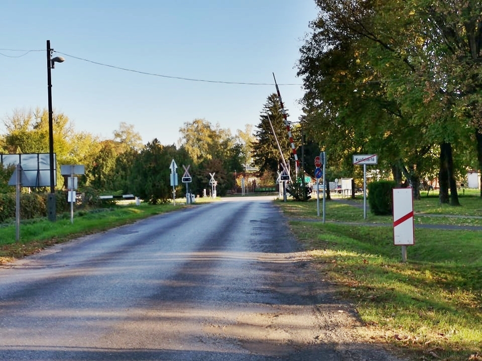 Zárva lesz a fehértói vasúti átjáró