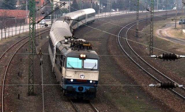 Ellopták a sínek rögzítőit: szünetel a nemzetközi vonatforgalom