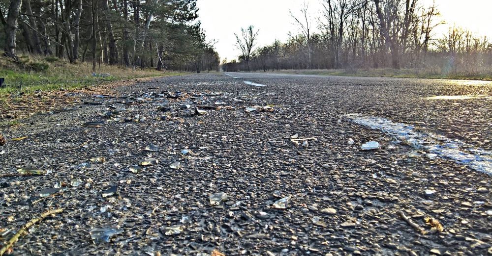 Vigyázat, üvegdarabok vannak az úton!