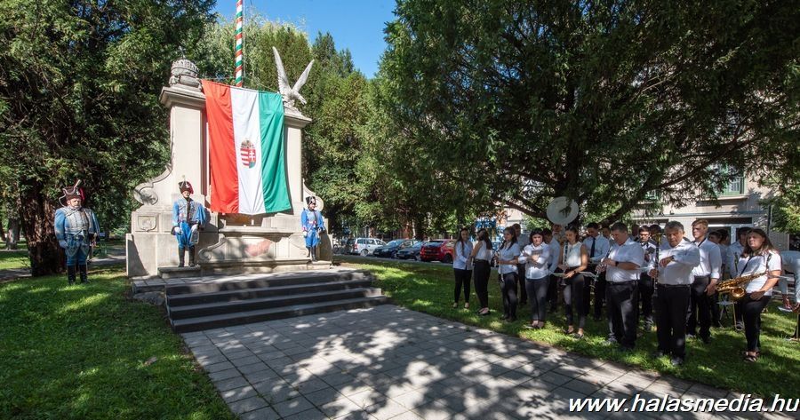 Zászlófelvonás a központban, ünnep a Végh-kúriában (galéria)