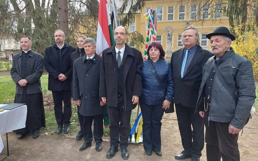 A megszállás hősi halottjára emlékeztek halasiak Bácsalmáson