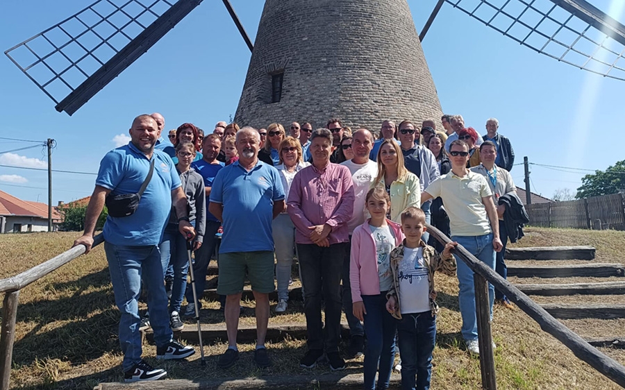 Az Oldtimer Club Pécs tagjai szélmalmunknál pihentek meg