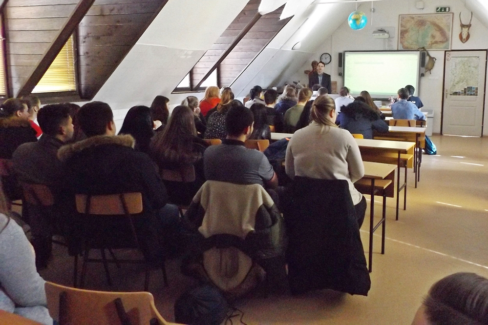 Rendhagyó történelemórák a vörös diktatúráról