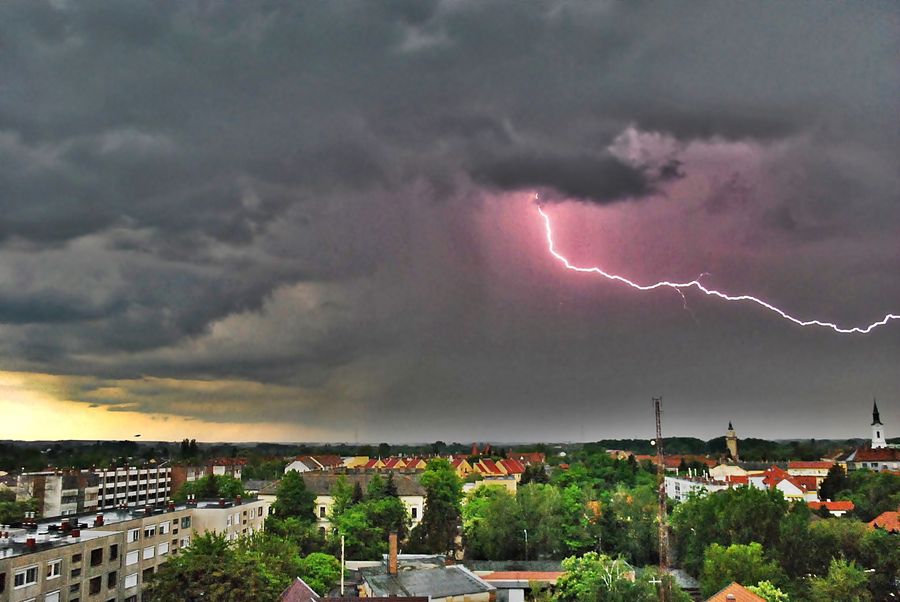 Zivatar nyolc emelet magasból (videó)