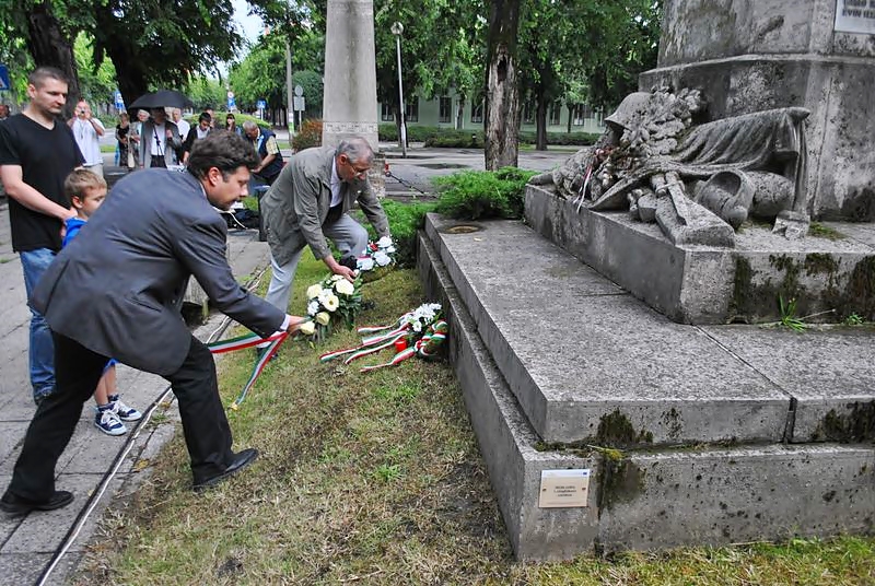 Ezer halasi áldozatra emlékeztek
