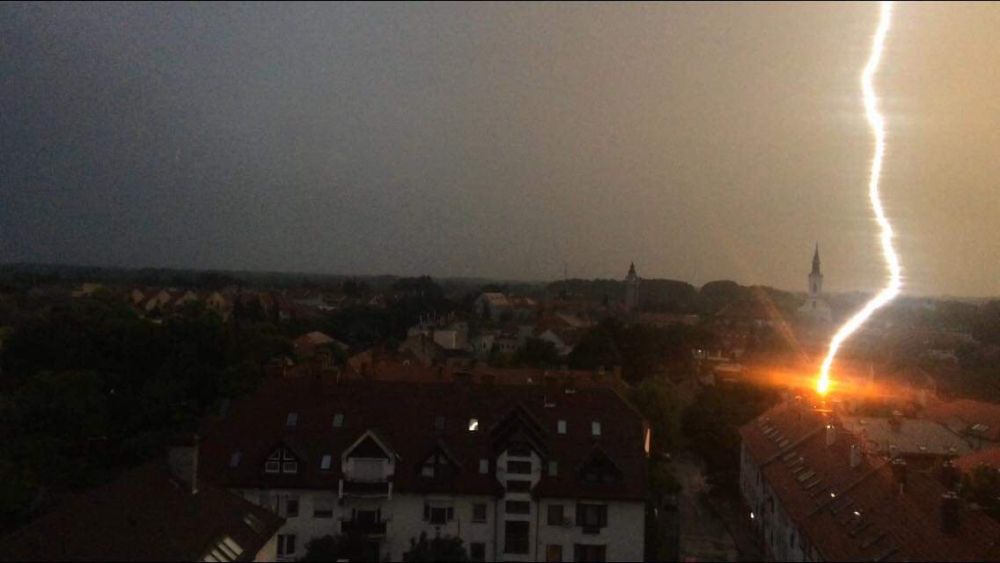 (►) Durva! Villám csapott egy házba Halas belvárosában