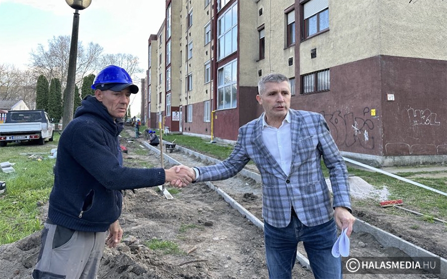(►) Készül az új járdaszakasz a Kuruc Vitézek terén