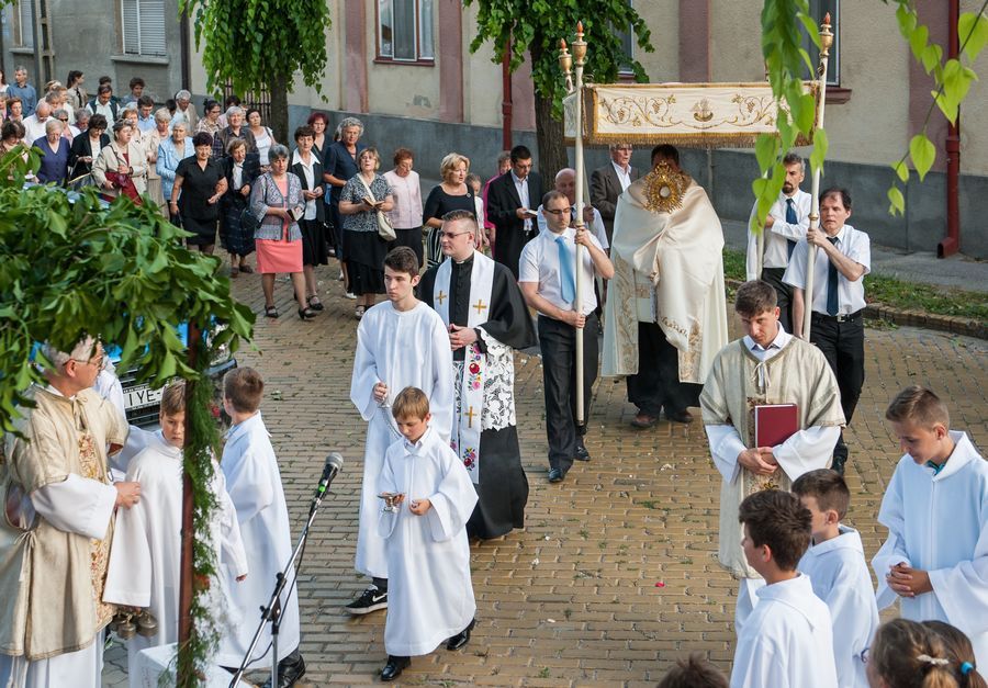 Százak az Úrnapi Körmeneten 