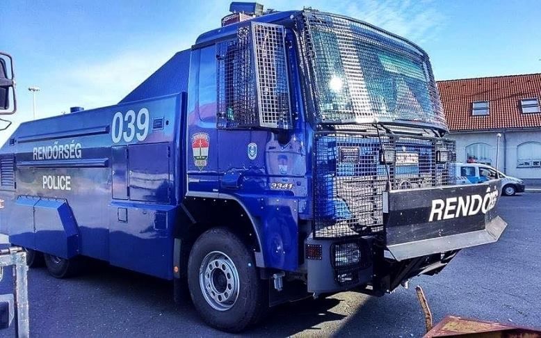 Vízágyú is készenlétben áll Tompán