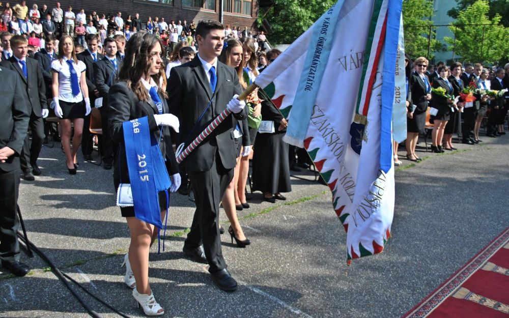 (►) Elballagtak a váris diákok