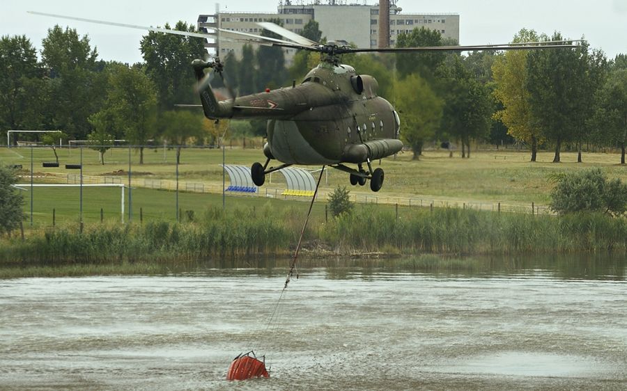 Körülhatárolták a tüzet, megjött az égi segítség is