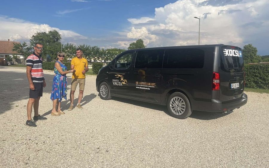 KB Autoteam támogatás - Peugeot kisbusz segíti a Nemzeti Vágta szervezőit