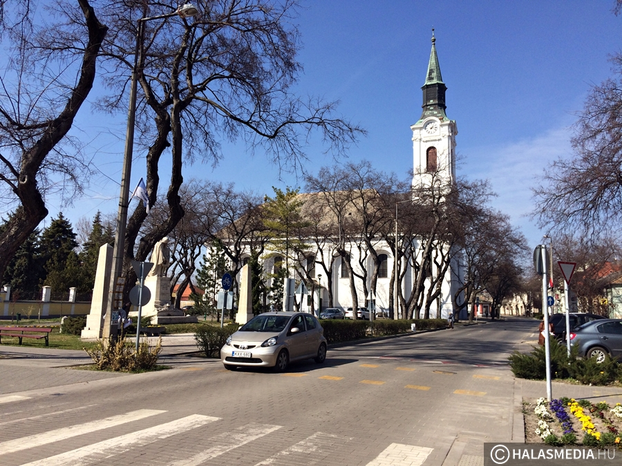 Továbbra is kint vannak Halason a lobogók