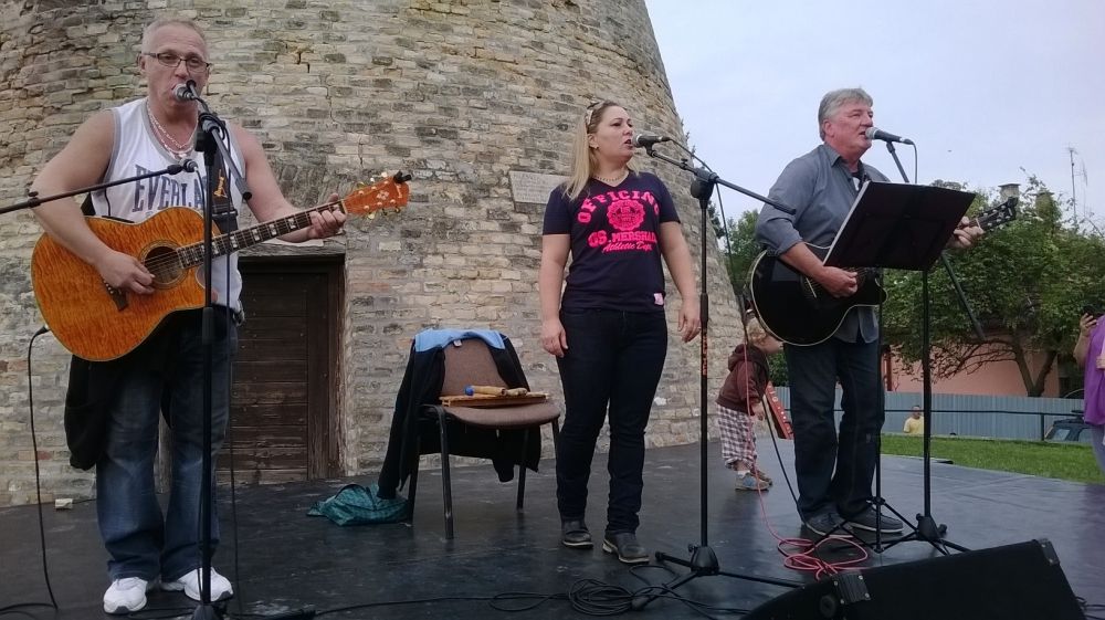 Már javában zenél a szélmalom