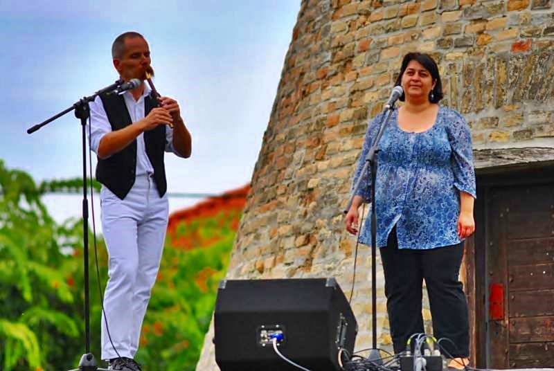 Zenélt a halasi szélmalom