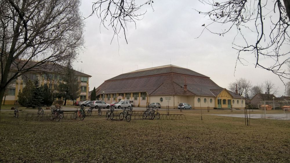 Palackokból sakktábla készül