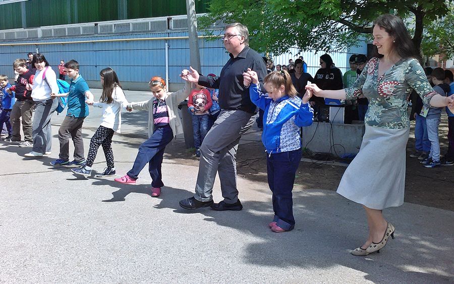 (►) Zorba plébános módra