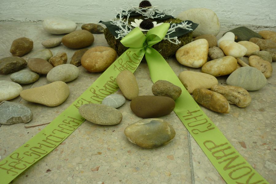 Kövekkel emlékeztek