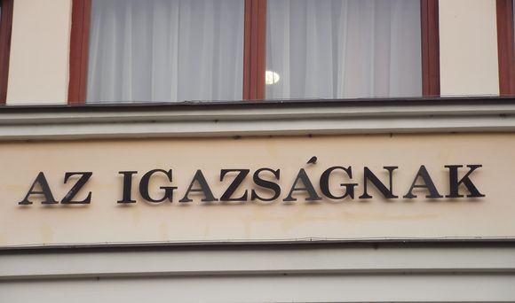 Felfüggesztett fogház a gázolónak