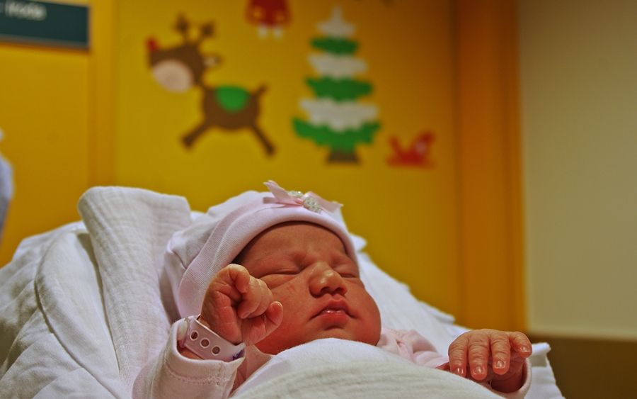 Íme Kamilla, az év első halasi babája