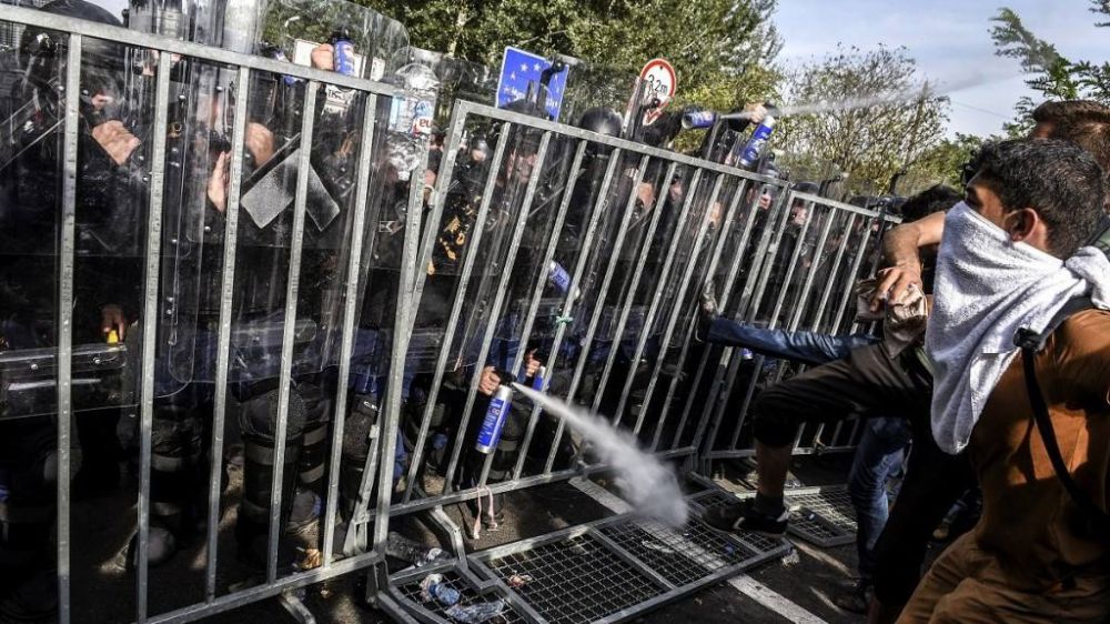 (►) Áttörték a határt a migránsok