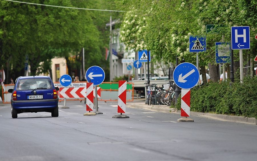 (►) Figyelem, útlezárás!