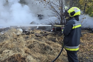 Munkában a tűzoltók: baleset, és kigyulladt egy mobilház